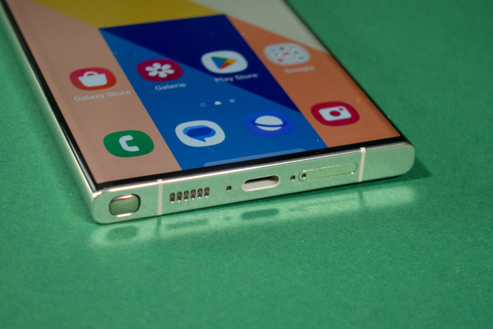 Der obere und der untere Rahmen sind flach, die linke und rechte Seite leicht abgerundet. (Bild: Tobias K&ouml;ltzsch/Golem.de)