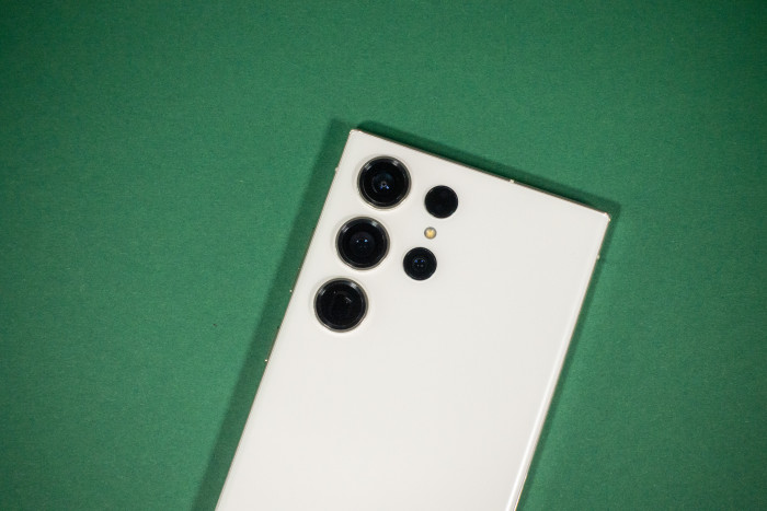 Beim Galaxy S23 Ultra sind die Objektive direkt in das Geh&auml;use eingelassen. (Bild: Tobias K&ouml;ltzsch/Golem.de)