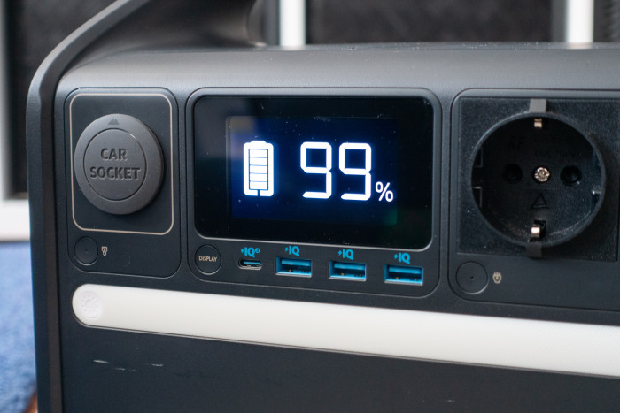 Neben zwei Steckdosen gibt es vier USB-Anschlüsse und einen Zigarettenanzünderanschluss. (Bild: Tobias Költzsch/Golem.de)