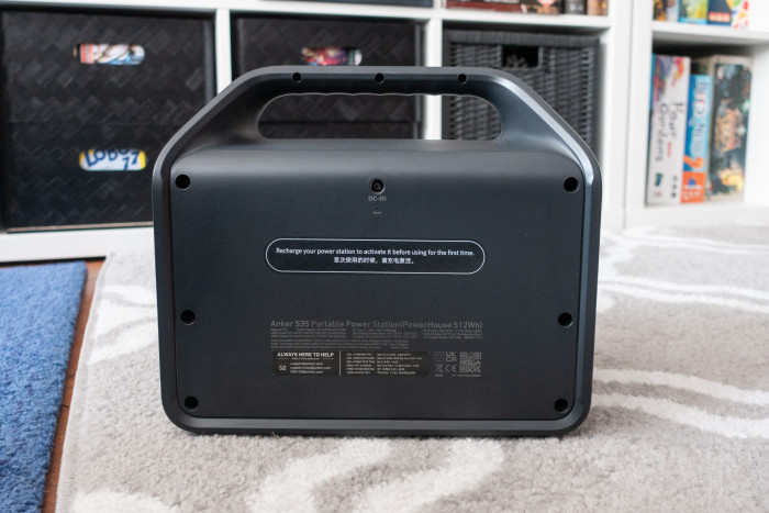 Geladen werden kann sie nur über einen einzelnen runden Anschluss. (Bild: Tobias Költzsch/Golem.de)