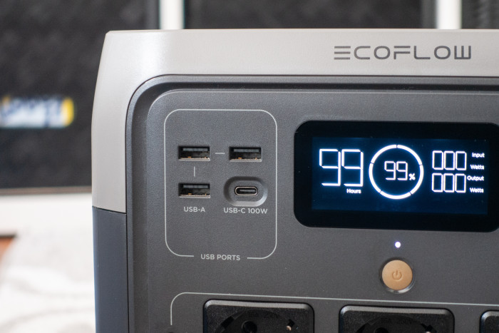 Neben vier USB-Anschlüssen ... (Bild: Tobias Költzsch/Golem.de)