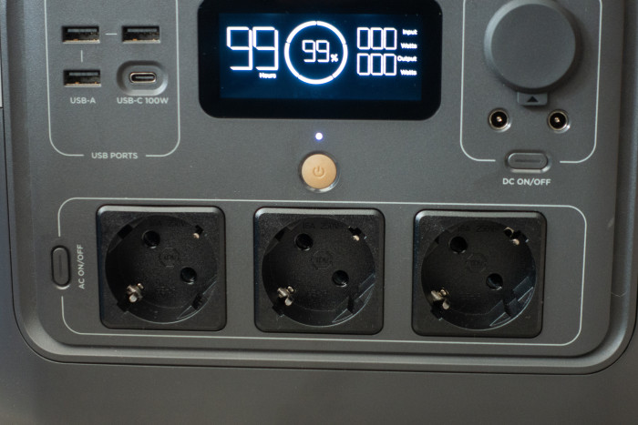 ... stehen drei Steckdosen, ein Zigarettenanzünderanschluss und zwei Gleichstromports zur Verfügung. (Bild: Tobias Költzsch/Golem.de)