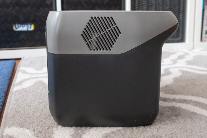 Die River 2 Pro ist größer als die Powerhouse 535, aber immer noch relativ kompakt und gut zu tragen. (Bild: Tobias Költzsch/Golem.de)