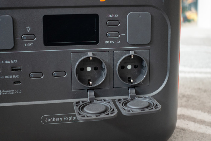 Die Explorer 1000 Pro hat zwei Steckdosen, einen Zigarettenanzünderanschluss und ... (Bild: Tobias Költzsch/Golem.de)