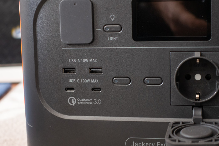 ... vier USB-Ports. (Bild: Tobias Költzsch/Golem.de)