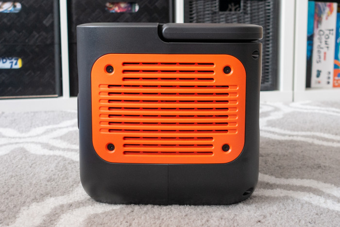 An der Seite hat die Powerstation ein auffälliges orangefarbenes Lüftungsgitter. (Bild: Tobias Költzsch/Golem.de)