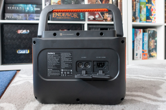 Für das Laden mit Solarpanels ist ein Adapter notwendig. (Bild: Tobias Költzsch/Golem.de)