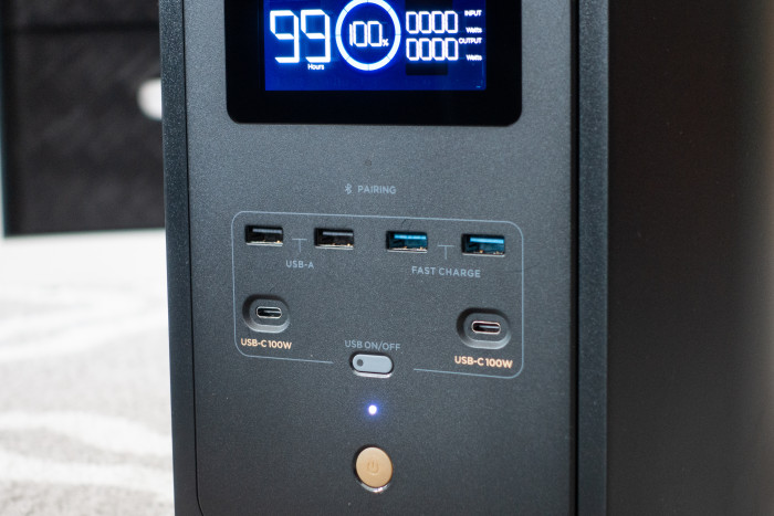 Die Delta 2 hat mit Abstand die meisten Anschlüsse in unserem Testfeld. (Bild: Tobias Költzsch/Golem.de)