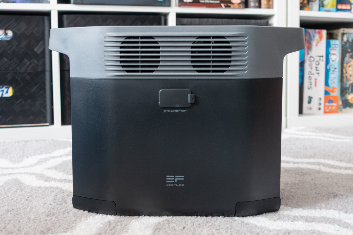 Über einen Anschluss an der Seite können Zusatzakkus angeschlossen werden. (Bild: Tobias Költzsch/Golem.de)