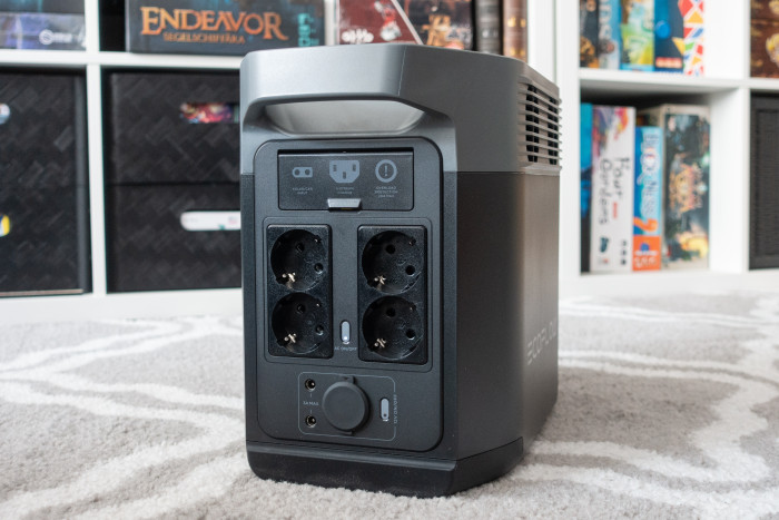 Auf der Rückseite befinden sich unter anderem die Steckdosen. (Bild: Tobias Költzsch/Golem.de)