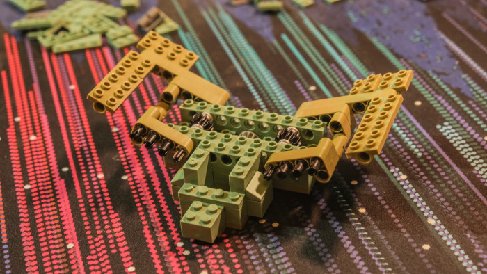 Zusammenbau des Bluebrixx Klingon Bird-of-Prey (Bild: Oliver Nickel/Golem.de)