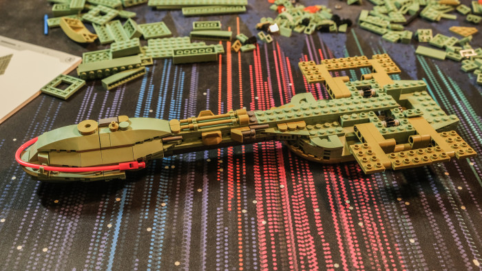 Zusammenbau des Bluebrixx Klingon Bird-of-Prey (Bild: Oliver Nickel/Golem.de)