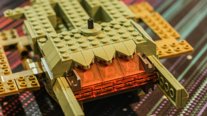 Zusammenbau des Bluebrixx Klingon Bird-of-Prey (Bild: Oliver Nickel/Golem.de)