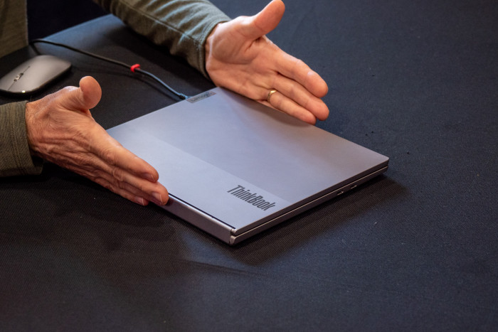 Das Rollable Notebook von Lenovo sieht auf den ersten Blick aus wie ein herkömmlicher Laptop - das Scharnier wirkt aber ungewöhnlich. (Bild: Martin Wolf/Golem.de)