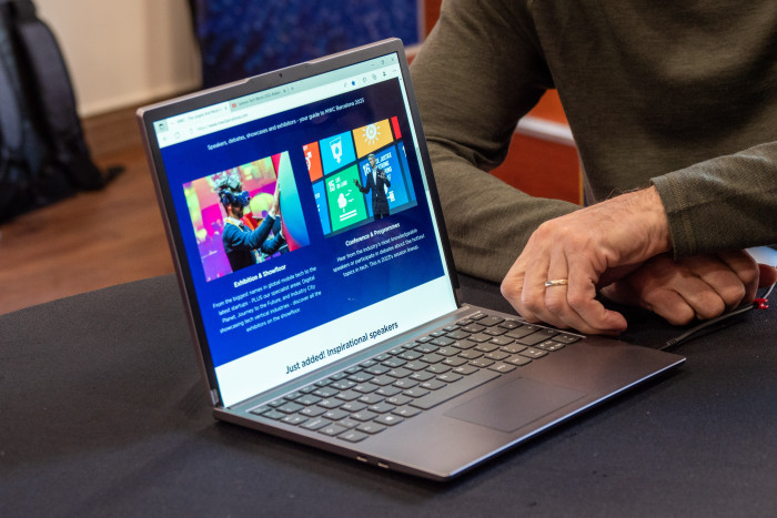 Aufgeklappt ist das Display 12,7 Zoll groß. (Bild: Martin Wolf/Golem.de)