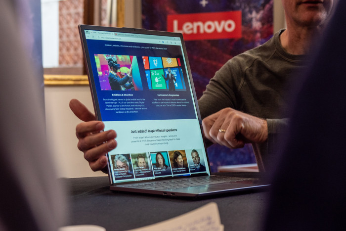 Das Display kann allerdings nach oben ausgefahren werden und ist dann 15,3 Zoll groß. (Bild: Martin Wolf/Golem.de)