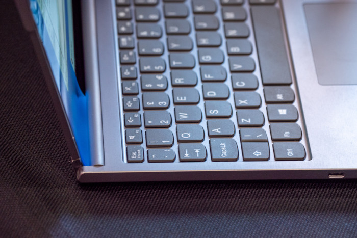 Das Display wird beim Einfahren unter die Tastatur gezogen. (Bild: Martin Wolf/Golem.de)