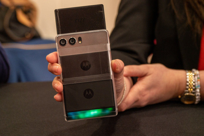 Das Smartphone mit ausgefahrenem Display von hinten (Bild: Martin Wolf/Golem.de)