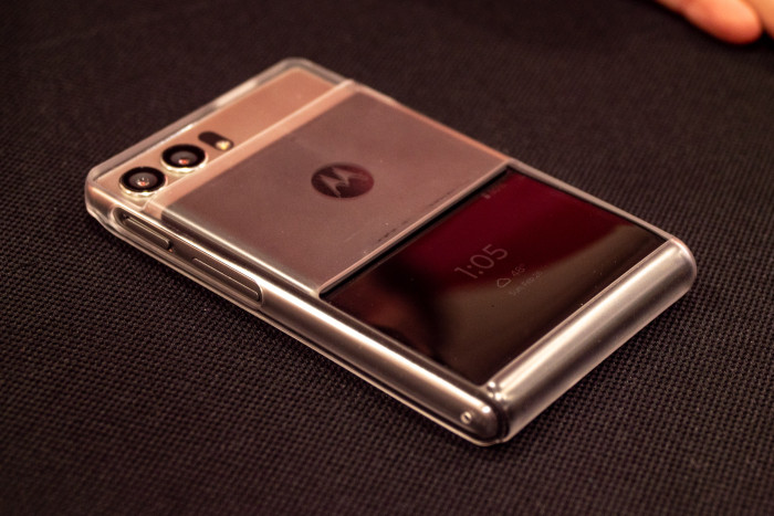 Das eingefahrene Display verschwindet nicht im Gehäuse, sondern ist auf der Rückseite sichtbar - und kann unter anderem für Benachrichtigungen verwendet werden. (Bild: Martin Wolf/Golem.de)