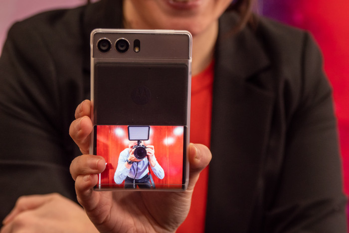 Außerdem kann der Bildschirm als Vorschau für die Kameras auf der Rückseite verwendet werden. (Bild: Martin Wolf/Golem.de)