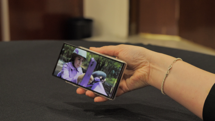 Das Rollable Smartphone kann bei bestimmten Apps auch automatisch den Bildschirm ausfahren - etwa, wenn ein Video im Querformat geschaut wird. (Bild: Martin Wolf/Golem.de)