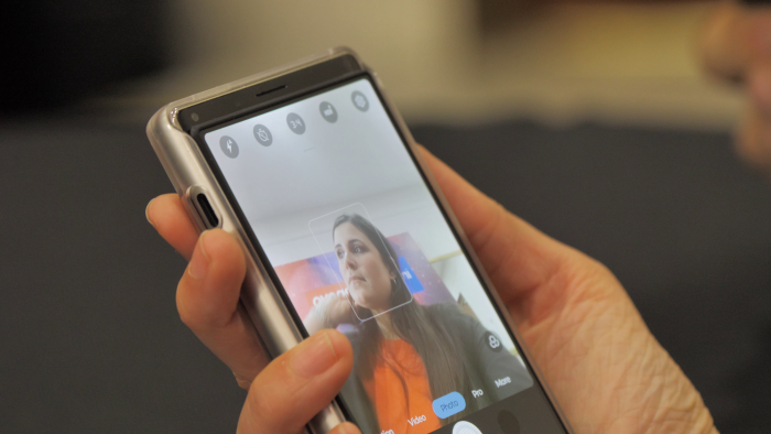 Eine Selfiekamera hat das Smartphone auch: Sie befindet sich unter dem Display, das für die Nutzung etwas nach unten bewegt wird. (Bild: Martin Wolf/Golem.de)