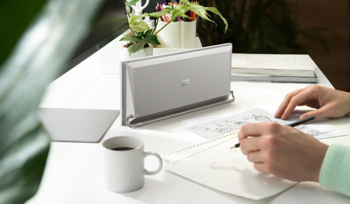 Mit eingeklapptem Bügel lässt sich die Tastatur hochkant aufstellen. (Bild: Oneplus)