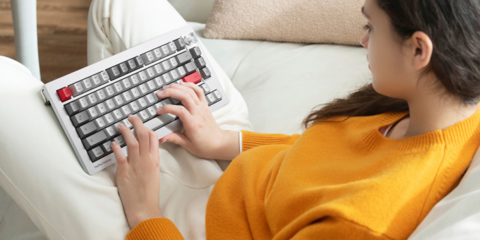 Das Featuring Keyboard 81 lässt sich mit Kabel oder über Bluetooth verwenden. (Bild: Oneplus)