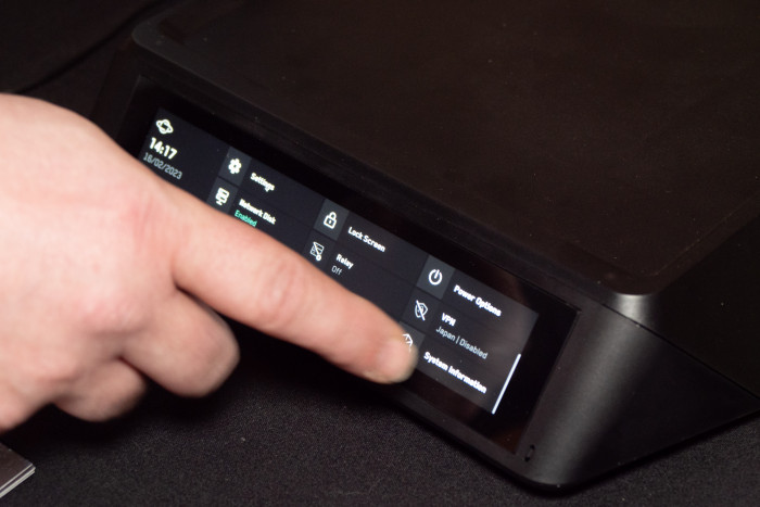 Beide Modelle haben einen Touchscreen auf der Vorderseite. (Bild: Martin Wolf/Golem.de)