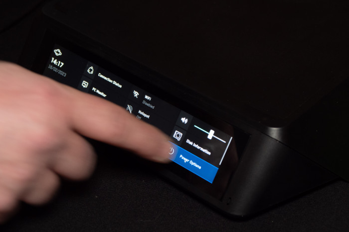 Über das Display können Funktionen des PCs direkt ausgewählt werden. (Bild: Martin Wolf/Golem.de)