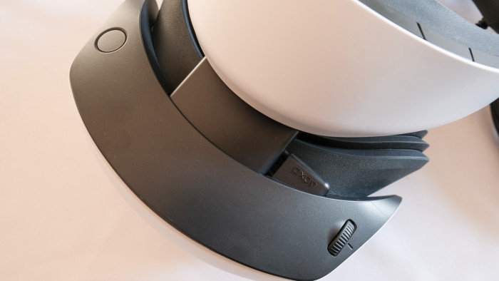 Auf der Oberseite des Dislays befindet sich eine Taste zur Größenverstellung und das Rad zur Einstellung des Pupillenabstands. (Bild: Steinlechner / Golem.de)