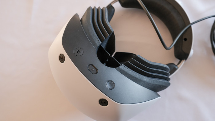 Unten ist der Ein- und Ausschalter, sowie die Funktionstsate für die Durchsicht. (Bild: Steinlechner / Golem.de)