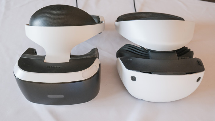 Links das erste Playstation VR, rechts das etwas zierlichere VR2. (Bild: Steinlechner / Golem.de)