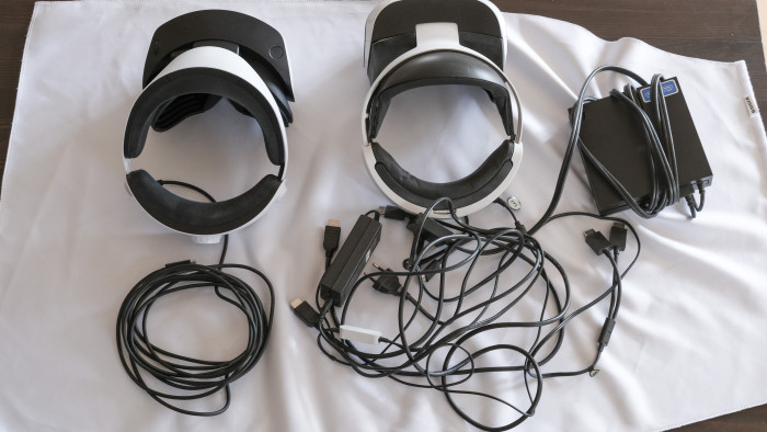 Beim ersten Playstation VR gab es sehr viel mehr Kabel und Kästchen. (Bild: Steinlechner / Golem.de)