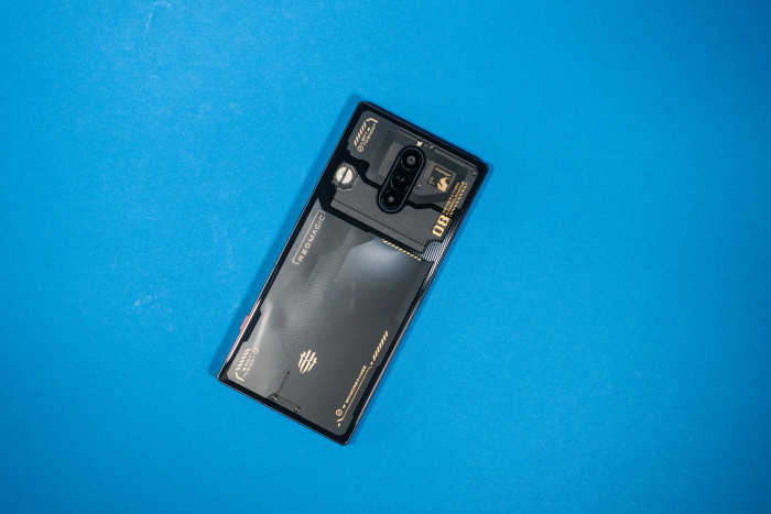 Das Redmagic 8 Pro von Nubia ist ein Gaming-Smartphone mit interessanter Rückseite. (Bild: Tobias Költzsch/Golem.de)
