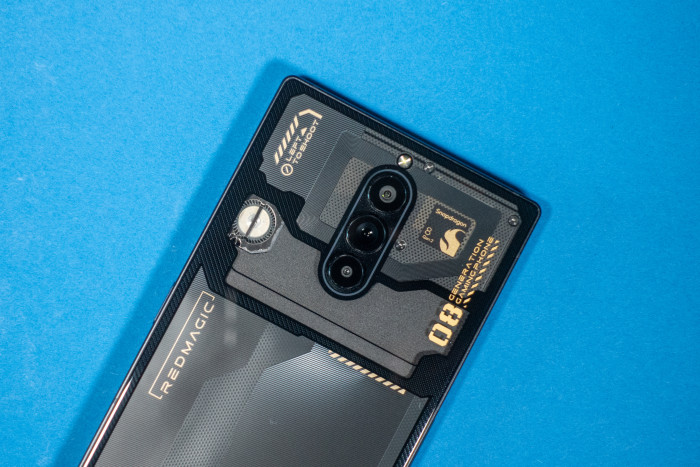 Links neben der Kamera befindet sich ein eingebauter L&uuml;fter. (Bild: Tobias K&ouml;ltzsch/Golem.de)