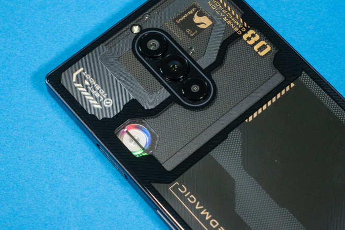 In der Void-Version des Smartphones ist der L&uuml;fter sichtbar und mit RGB-Beleuchtung ausgestattet. (Bild: Tobias K&ouml;ltzsch/Golem.de)