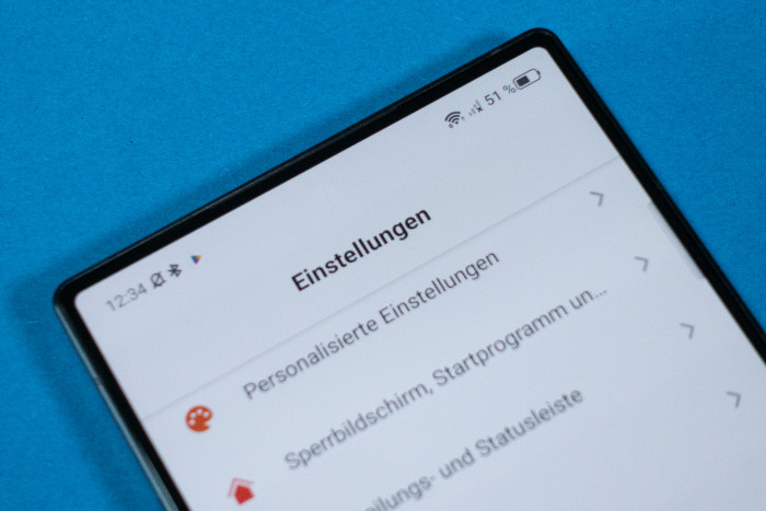 Auch bei hellen Displayinhalten ist die Kamera recht gut versteckt. (Bild: Tobias K&ouml;ltzsch/Golem.de)