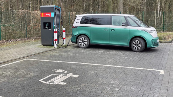 Temperaturen um den Gefrierpunkt mögen weder Elektroautos noch Ladesäulen. Entsprechend länger werden die Ladepausen im Winter - Gleichstrom hin oder her. (Bild: Franz W. Rother)