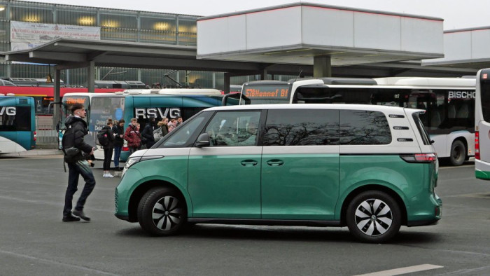 Maximal fünf Personen passen aktuell in den VW ID.Buzz. Eine siebensitzige Langversion soll dieses Jahr nachgereicht werden. (Bild: Franz W. Rother)