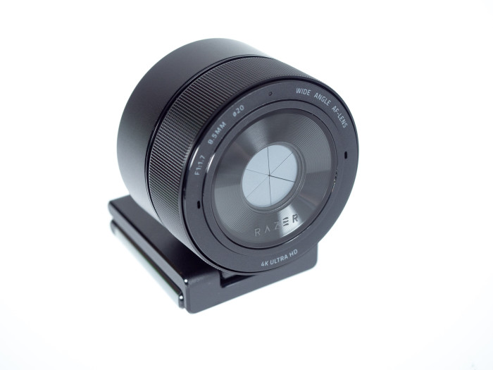 Die Kamera lässt sich mit einem Dreh an der Front mit einer hübschen Blende verdecken. (Bild: Martin Wolf/Golem.de)