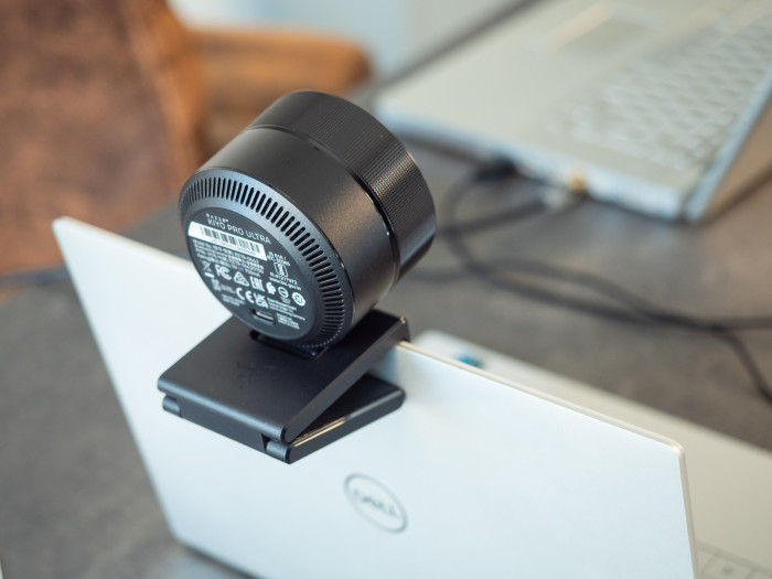 Die Kamera ist trotz der Größe einfach und stabil zu befestigen. (Bild: Martin Wolf/Golem.de)