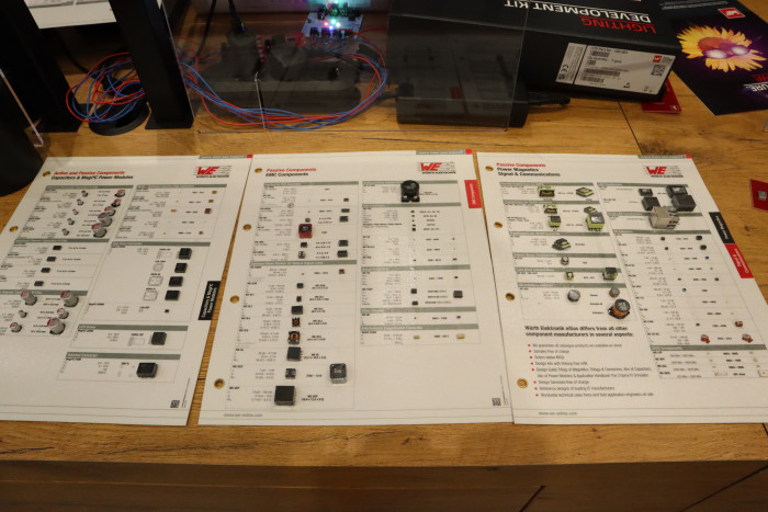 Noch nicht die einfachsten Bauteile auf der Embeded World: Kondensatoren und Induktivit&auml;ten. (Bild: Johannes Hiltscher, Golem.de)