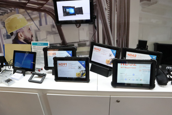 F&uuml;r die robusten Tablets von Msi gibt es viel Zubeh&ouml;r. Mit Docking Station werden sie zum B&uuml;rorechner. (Bild: Johannes Hiltscher, Golem.de)