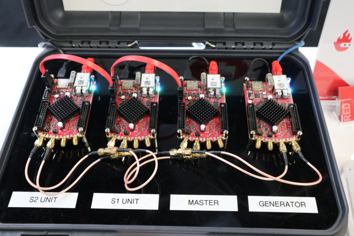Gekoppelt haben diese drei Pitayas sechs Kan&auml;le. Die Abtastrate bleibt allerdings bei 125 MSamples. (Bild: Johannes Hiltscher, Golem.de)