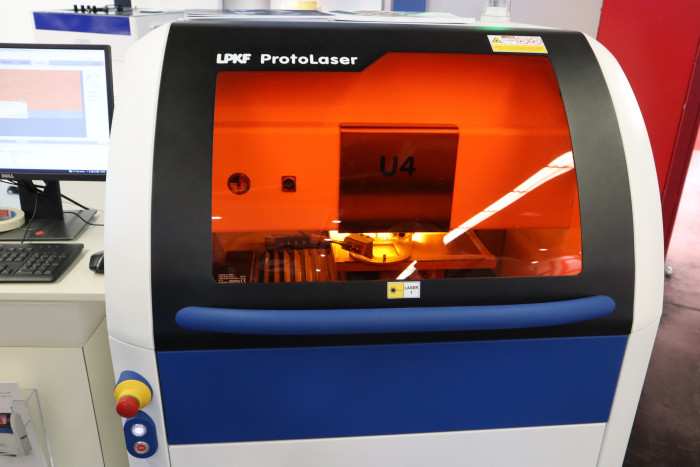 Dieser Laser fertigt Platinen so schnell, dass wir kaum ein gutes Foto davon machen konnten. (Bild: Johannes Hiltscher, Golem.de)