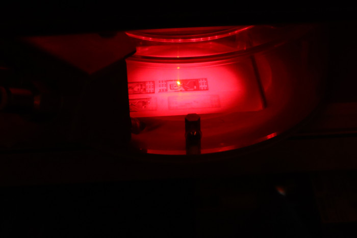 Der Platinenlaser in Aktion: Hier wird gerade das nicht ben&ouml;tigte Kupfer abgel&ouml;st. (Bild: Johannes Hiltscher, Golem.de)