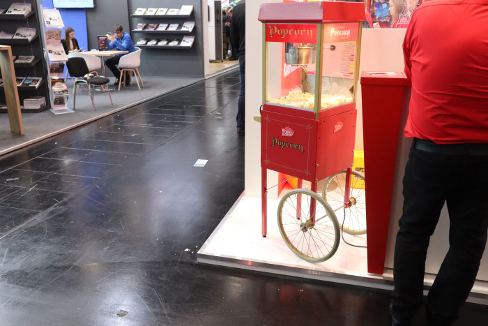 Beliebt: Eine Popcornmaschinen, um Messeg&auml;nger an den Stand zu locken. (Bild: Johannes Hiltscher, Golem.de)