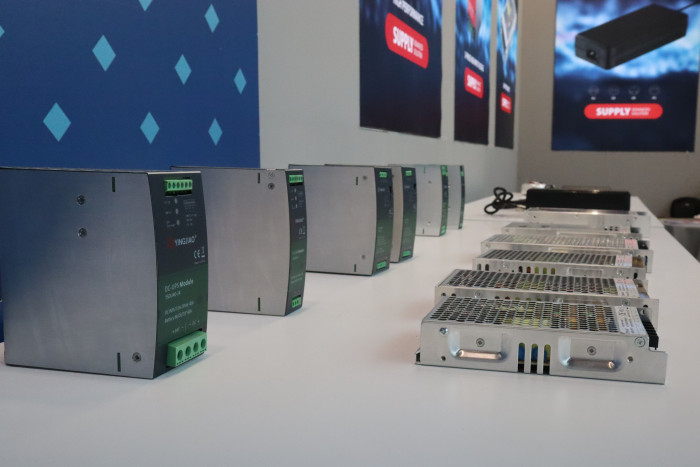 Netzteile in dutzenden Varianten. (Bild: Johannes Hiltscher, Golem.de)