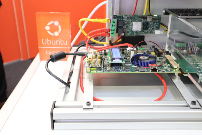 Canonical ist nur einer von vielen Linux-Anbietern auf der Messe. (Bild: Johannes Hiltscher, Golem.de)